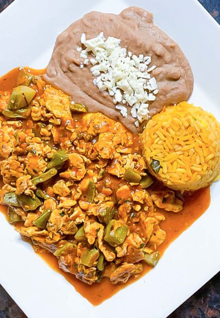 Huevos San Luis En Salsa De Árbol Con Chorizo